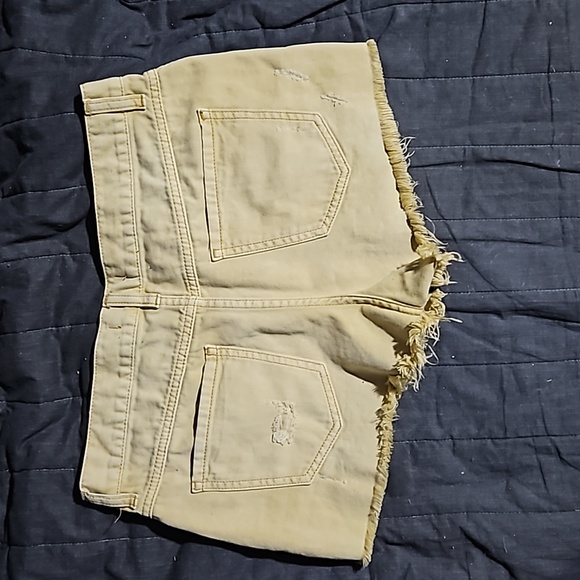 Free People Denim Pale Yellow Distressed Shorts 5 Button Fly Front size … - Picture 3 of 8